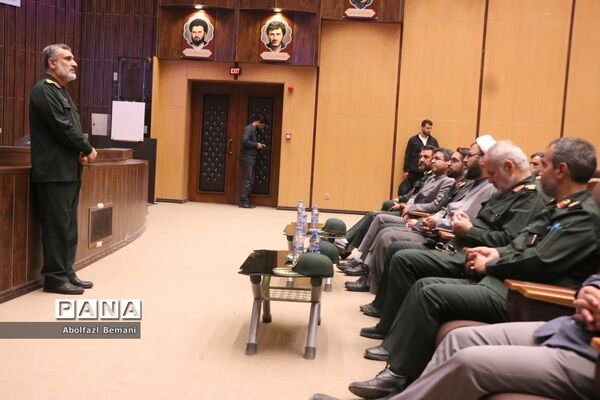 بازدید فرمانده هوافضای سپاه از موزه دفاع مقدس قم