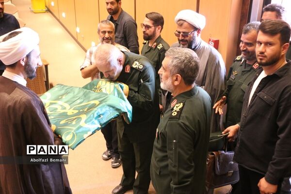 بازدید فرمانده هوافضای سپاه از موزه دفاع مقدس قم