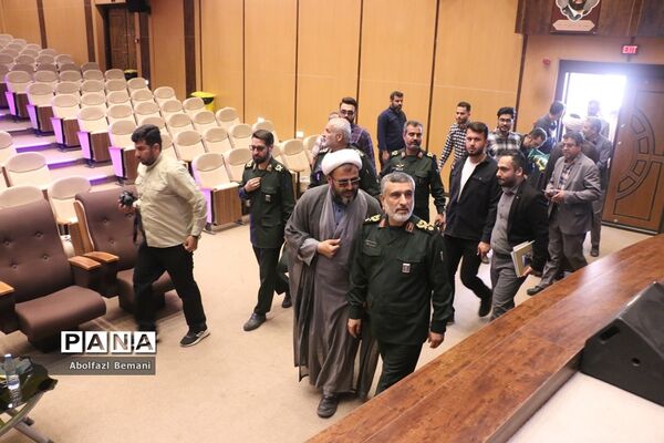 بازدید فرمانده هوافضای سپاه از موزه دفاع مقدس قم