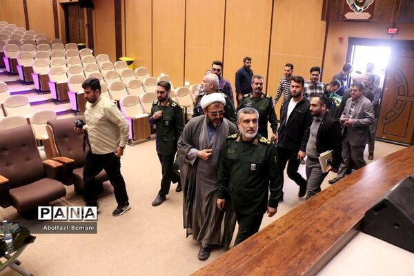 بازدید فرمانده هوافضای سپاه از موزه دفاع مقدس قم