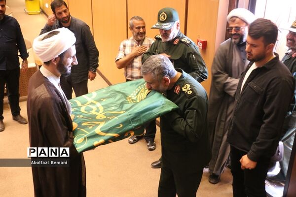 بازدید فرمانده هوافضای سپاه از موزه دفاع مقدس قم