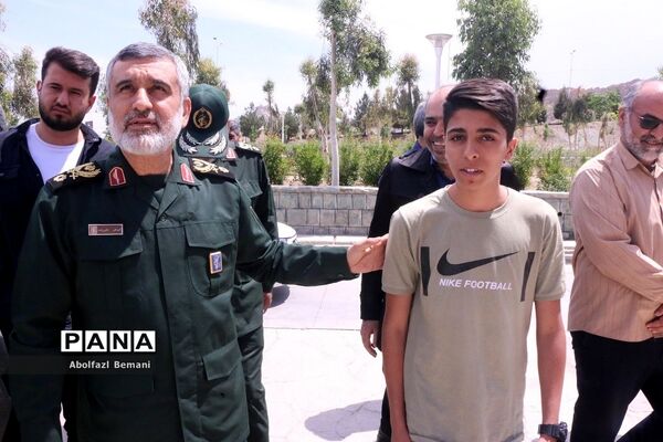 بازدید فرمانده هوافضای سپاه از موزه دفاع مقدس قم