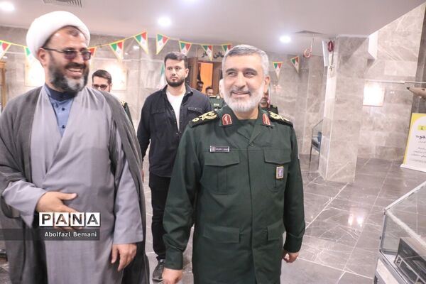 بازدید فرمانده هوافضای سپاه از موزه دفاع مقدس قم