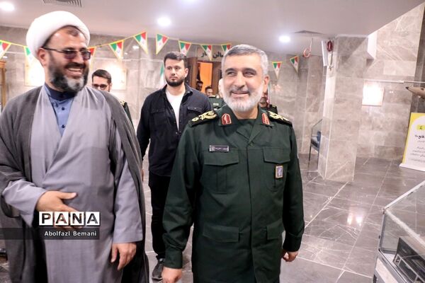 بازدید فرمانده هوافضای سپاه از موزه دفاع مقدس قم