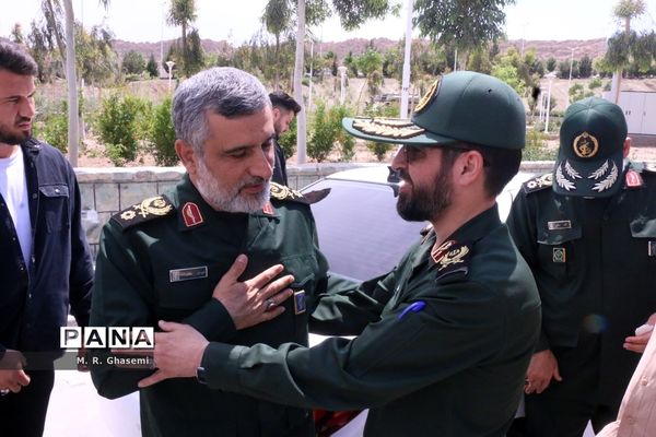 بازدید فرمانده هوافضای سپاه از موزه دفاع مقدس قم