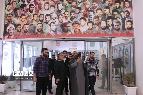 بازدید فرمانده هوافضای سپاه از موزه دفاع مقدس قم