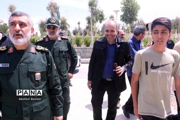 بازدید فرمانده هوافضای سپاه از موزه دفاع مقدس قم