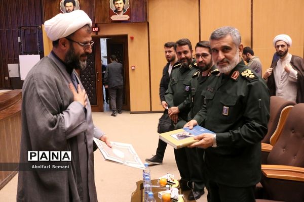 بازدید فرمانده هوافضای سپاه از موزه دفاع مقدس قم