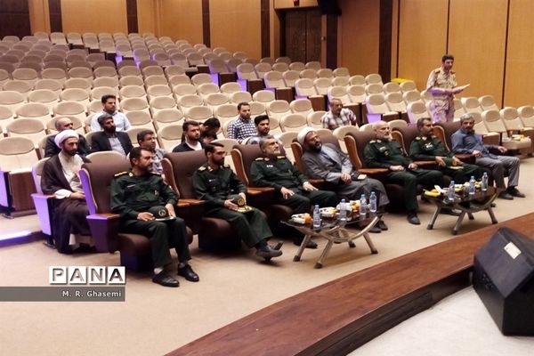 بازدید فرمانده هوافضای سپاه از موزه دفاع مقدس قم