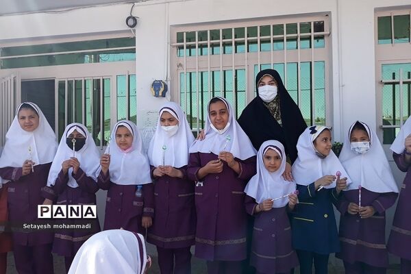 تقدیر از دانش‌آموزان فعال فرهنگی، هنری و قرآنی در دبستان حضرت زهرا(س)۲ رودهن