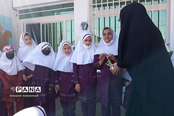 تقدیر از دانش‌آموزان فعال فرهنگی، هنری و قرآنی در دبستان حضرت زهرا(س)۲ رودهن