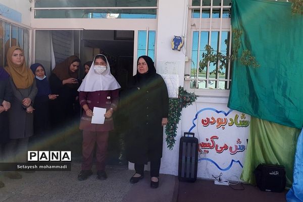 تقدیر از دانش‌آموزان فعال فرهنگی، هنری و قرآنی در دبستان حضرت زهرا(س)۲ رودهن