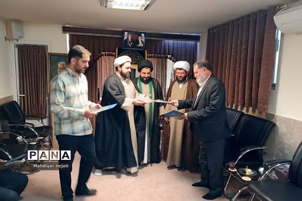 نشست مسئول امور مساجد شرق استان تهران با اعضای هیات امنای مسجد انصارالمهدی (عج) رودهن