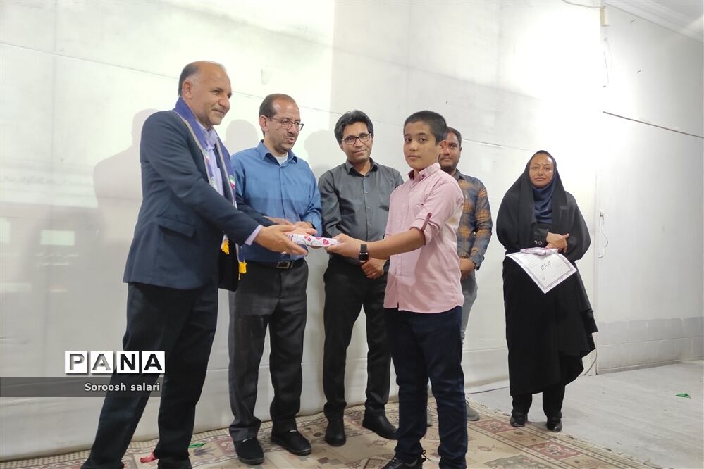 تقدیر از داوران و دانش آموزان برتر المپیاد رویش (بازی های فکری) سازمان دانش آموزی داراب