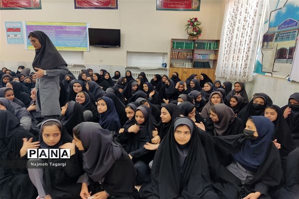 تجلیل از برگزیدگان مسابقات قرآنی و فرهنگی‌ در دبیرستان نمونه دولتی امام رضا (ع)