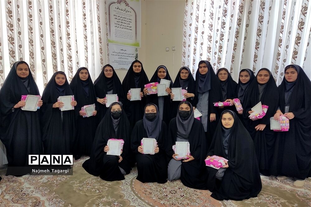 تجلیل از برگزیدگان مسابقات قرآنی و فرهنگی‌ در دبیرستان نمونه دولتی امام رضا (ع)
