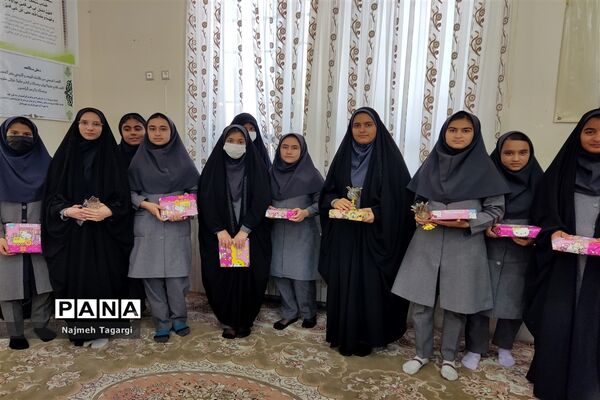 تجلیل از برگزیدگان مسابقات قرآنی و فرهنگی‌ در دبیرستان نمونه دولتی امام رضا (ع)