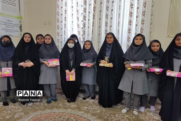 تجلیل از برگزیدگان مسابقات قرآنی و فرهنگی‌ در دبیرستان نمونه دولتی امام رضا (ع)