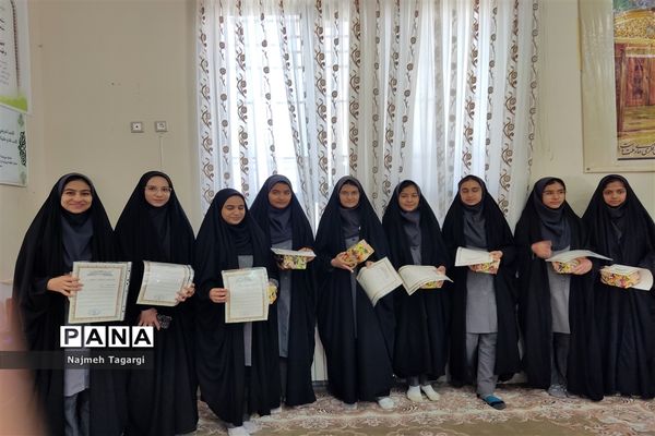 تجلیل از برگزیدگان مسابقات قرآنی و فرهنگی‌ در دبیرستان نمونه دولتی امام رضا (ع)