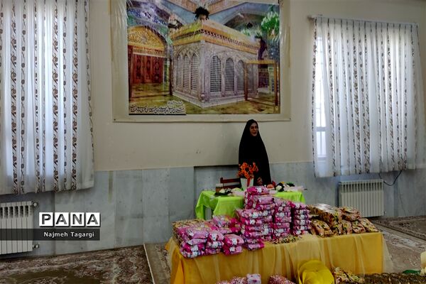 تجلیل از برگزیدگان مسابقات قرآنی و فرهنگی‌ در دبیرستان نمونه دولتی امام رضا (ع)