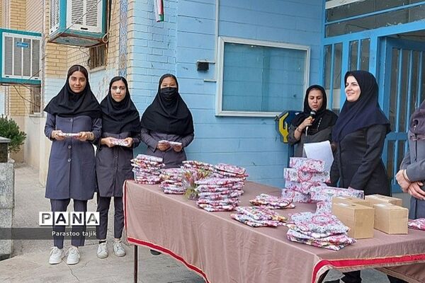 تقدیر از دانش‌آموزآن برتر در دبیرستان دخترانه خاتم النبیاء شهید‌تاجیک در بهارستان ۲