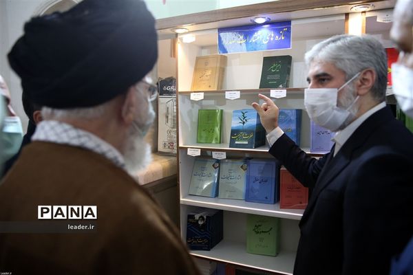 بازدید رهبر انقلاب اسلامی از نمایشگاه کتاب تهران