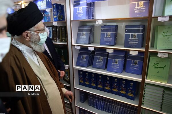 بازدید رهبر انقلاب اسلامی از نمایشگاه کتاب تهران