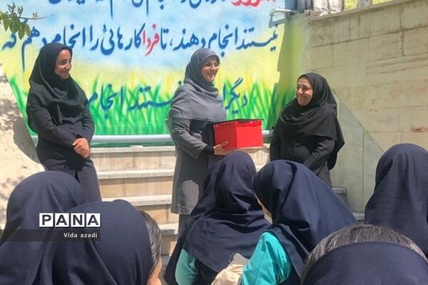 تقدیر از دانش‌آموزان فعال دبیرستان دخترانه سما رودهن
