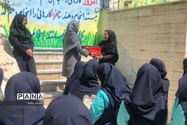 تقدیر از دانش‌آموزان فعال دبیرستان دخترانه سما رودهن