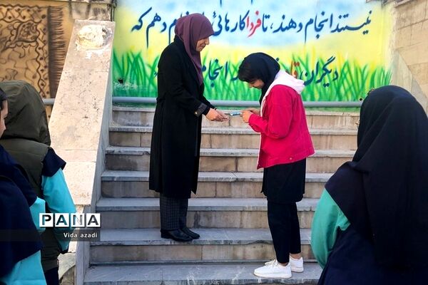 تقدیر از دانش‌آموزان فعال دبیرستان دخترانه سما رودهن