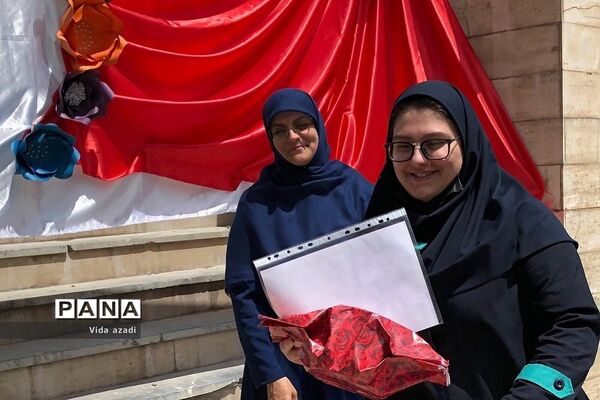 تقدیر از دانش‌آموزان فعال دبیرستان دخترانه سما رودهن