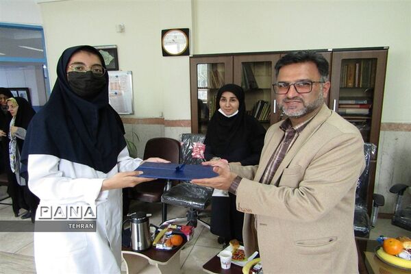 بازدید مدیرکل و مؤلفان دفتر تالیف کتاب‌های فنی‌حرفه‌ای و کاردانش از هنرستان آسیه منطقه ۱۴