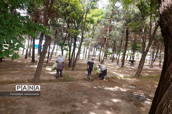 پاک‌سازی پارک جنگلی نصیرآباد توسط دانش‌آموزان مدرسه مزرعه