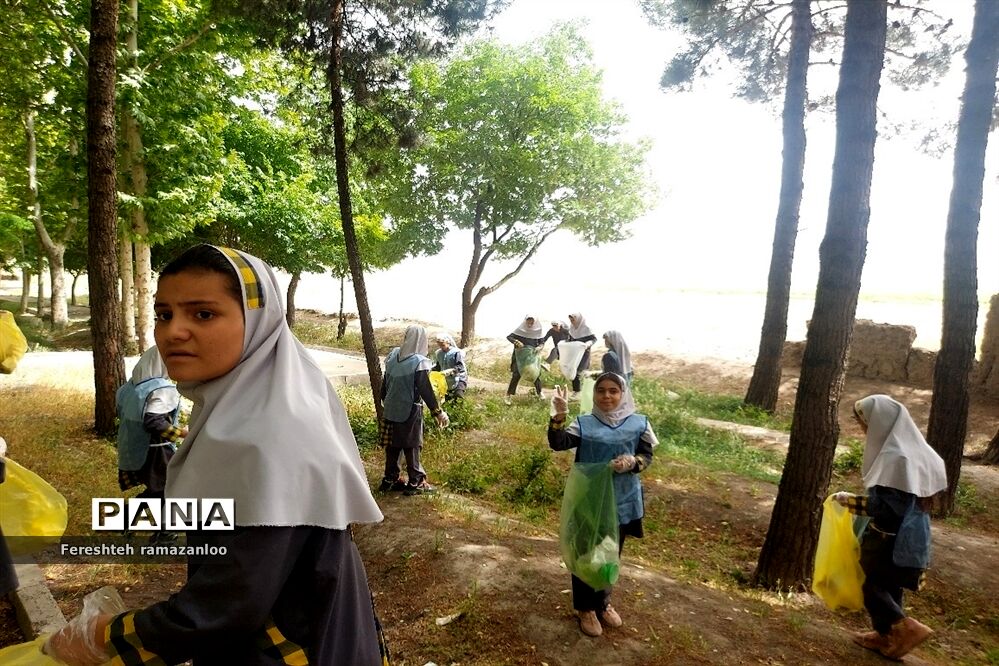 پاک‌سازی پارک جنگلی نصیرآباد توسط دانش‌آموزان مدرسه مزرعه