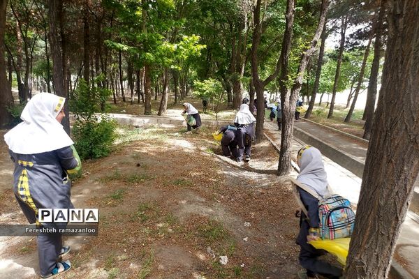 پاک‌سازی پارک جنگلی نصیرآباد توسط دانش‌آموزان مدرسه مزرعه
