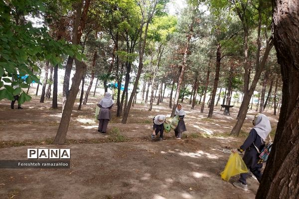 پاک‌سازی پارک جنگلی نصیرآباد توسط دانش‌آموزان مدرسه مزرعه