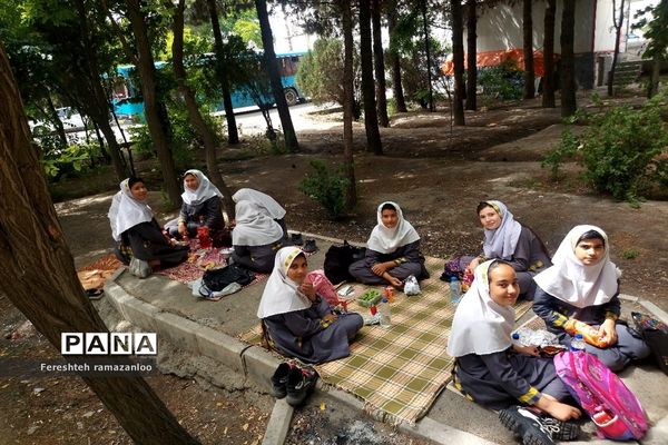 پاک‌سازی پارک جنگلی نصیرآباد توسط دانش‌آموزان مدرسه مزرعه