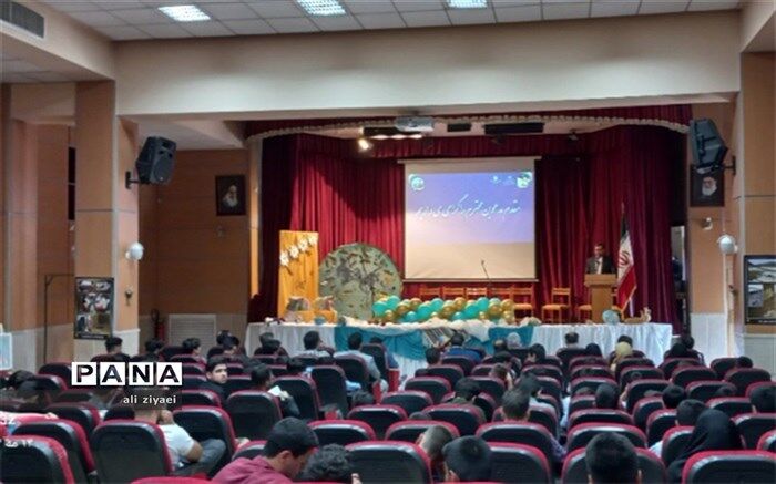 تقدیر از دانش‌آموزان برتر ناحیه دو مشهد مقدس /فیلم
