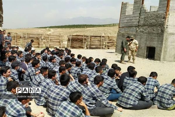 اردوی آموزشی درس آمادگی دفاعی دانش‌آموزان منطقه ۸ در میدان تیر