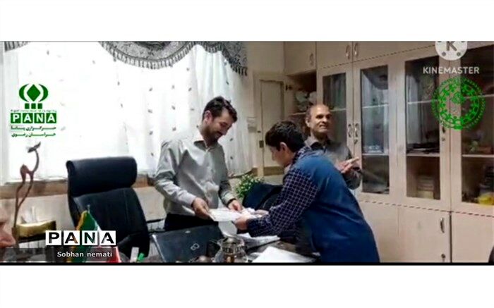 تقدیر اعضای شورای دانش‌آموزی دبستان مولوی از مدیر و معاونان آموزشگاه/فیلم
