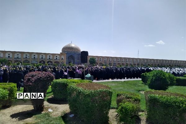 اجرای پنج هزار نفری سرود (می گوییم یا علی)  توسط دانش‌آموزان اصفهانی درمیدان نقش جهان