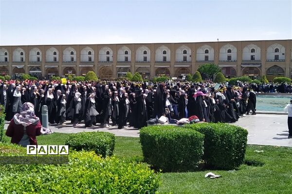 اجرای پنج هزار نفری سرود (می گوییم یا علی)  توسط دانش‌آموزان اصفهانی درمیدان نقش جهان