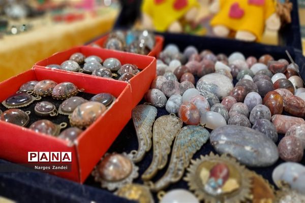 نمایشگاه دست سازه‌های مددجویان بهزیستی ملارد