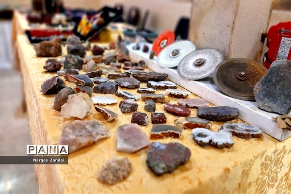 نمایشگاه دست سازه‌های مددجویان بهزیستی ملارد