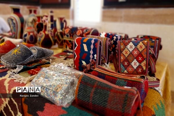 نمایشگاه دست سازه‌های مددجویان بهزیستی ملارد