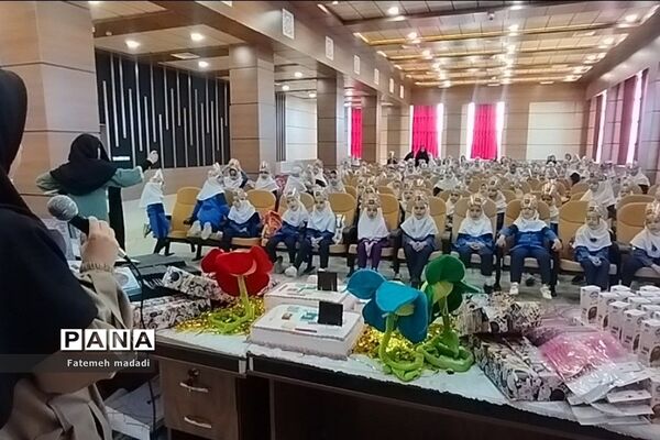 جشن الفبا دانش‌آموزان دبستان مهرآیین در بهارستان 2