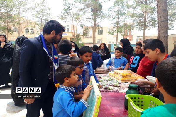 راه‌اندازی بازارچه دانش‌آموزی به‌مناسبت تأسیس سازمان دانش‌آموزی در دبستان شهید محمود فلاح‌زاده ابرکوه