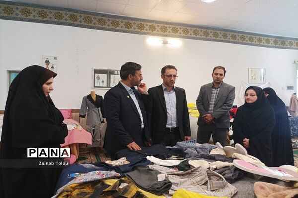 آیین افتتاحیه نمایشگاه تن پوش‌های اقوام ایرانی در هنرستان عترت