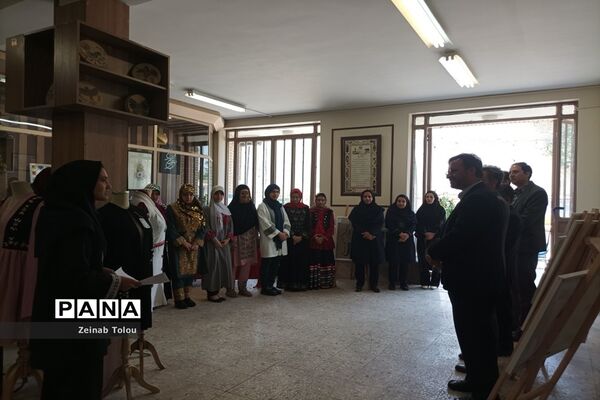 آیین افتتاحیه نمایشگاه تن پوش‌های اقوام ایرانی در هنرستان عترت