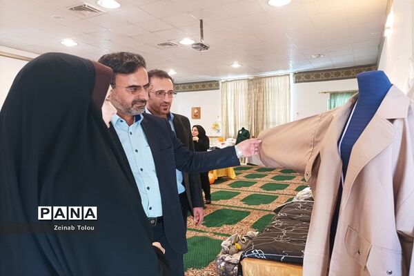 آیین افتتاحیه نمایشگاه تن پوش‌های اقوام ایرانی در هنرستان عترت